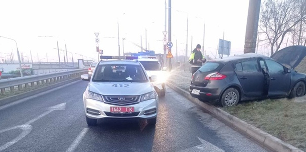 Водитель Renault на развязке у АЗОТа врезался в осветительную опору. Мужчина в больнице