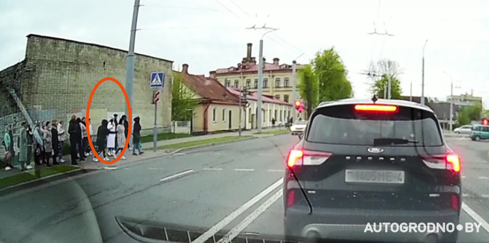 Внимательность одной женщины уберегла другую от опасного шага. Ситуация на "зебре" в центре Гродно