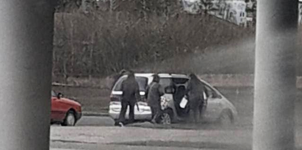 "Увел пассажирку из буса чуть ли не за руку". Водители жалуются на возвращение "бомбил-зазывал"