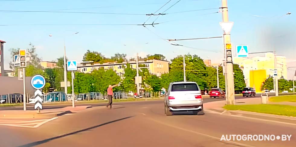 Водитель BMW X5 опасно "пролетел" на красный мимо пешехода и это засняли на видео. ГАИ: водитель установлен