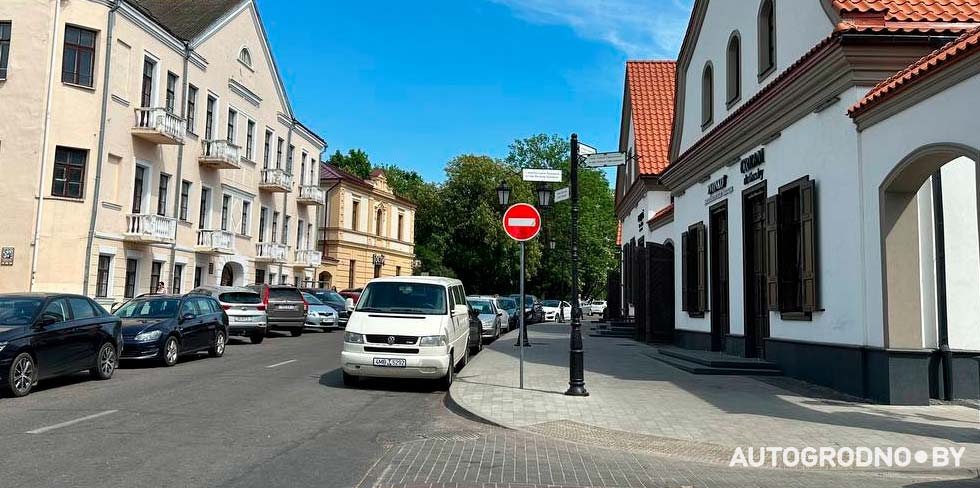 На Замковой в Гродно изменили организацию движения: поставили "кирпичи" и знаки одностороннего движения