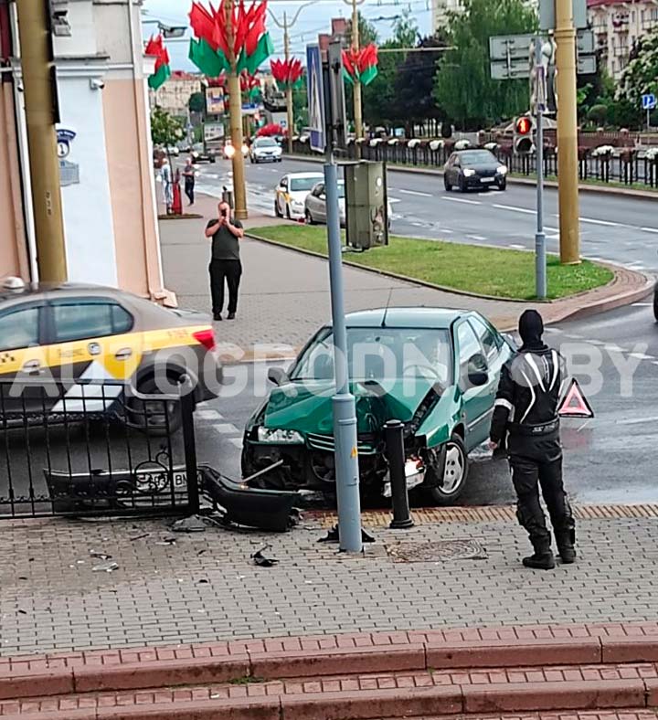 У Фарного костела в Гродно снова ДТП. На этот раз ограждения помогли