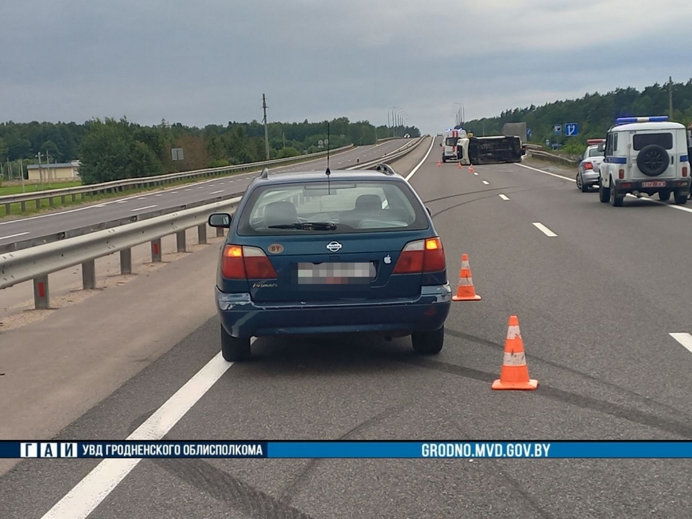 На трассе М6 Минск-Гродно опрокинулась маршрутка. В ГАИ все пояснили