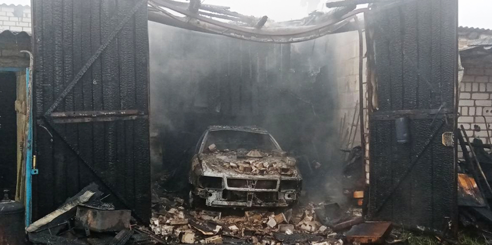 Мужчине позвонили соседи и сказали, что горит его гараж. В борьбе с огнем владелец очень пострадал