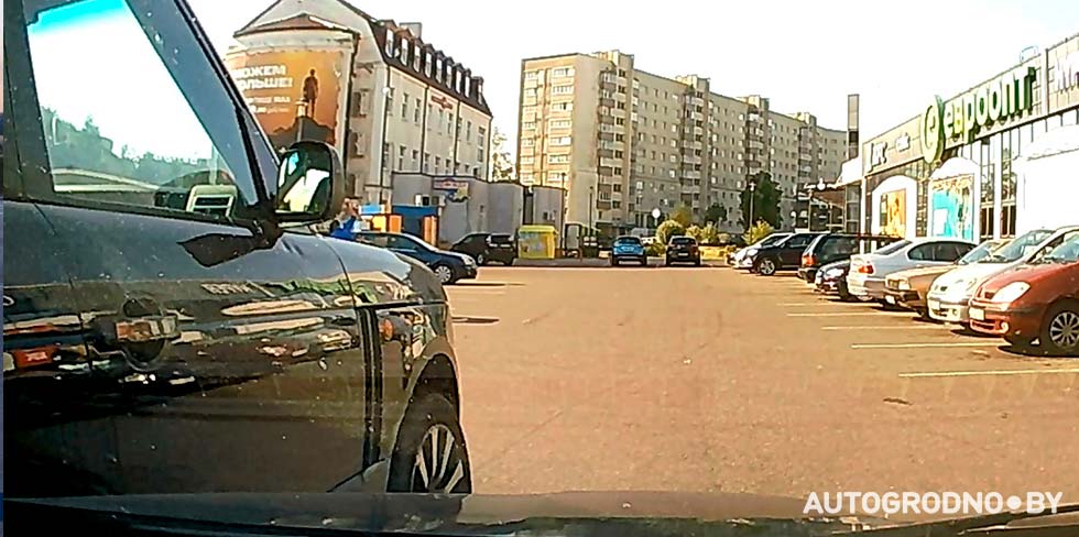 Кто виноват? Водитель показал видео аварии на парковке торгового центра в Гродно, в которую может попасть каждый. Решение ГАИ уже есть
