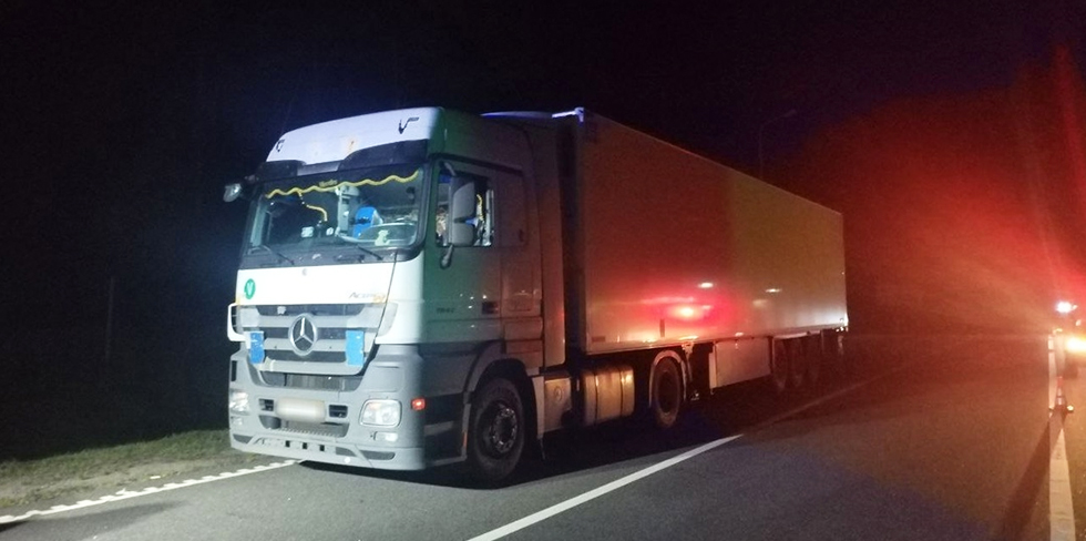Вечером на М6 фура наехала на человека: тот лежал в правой полосе. Умер на месте