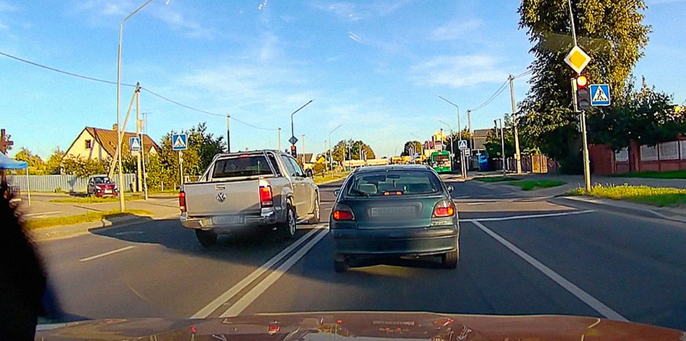 Нарушение ПДД в Лиде попало на видео. Автор: "Проезжать перекрестки вот так стало нормой?"