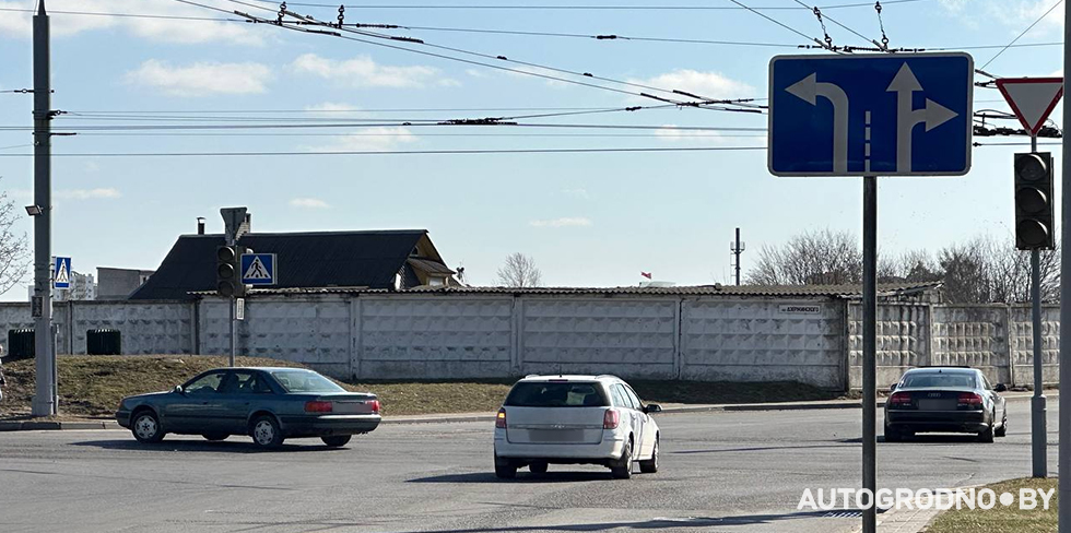 В Гродно на Курчатова изменили организацию движения. Водители ездят по старинке