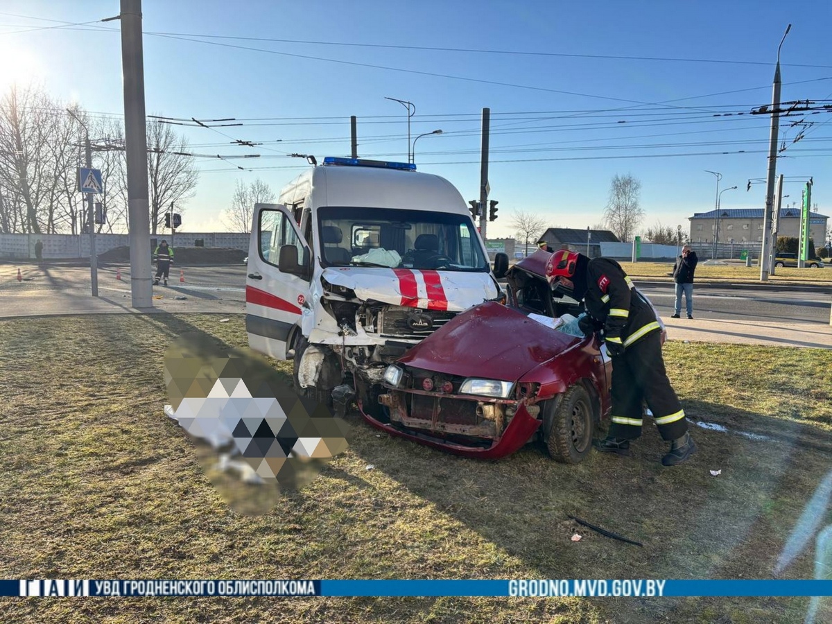 Смертельная авария в Гродно: скорая проехала на красный и ударила Nissan