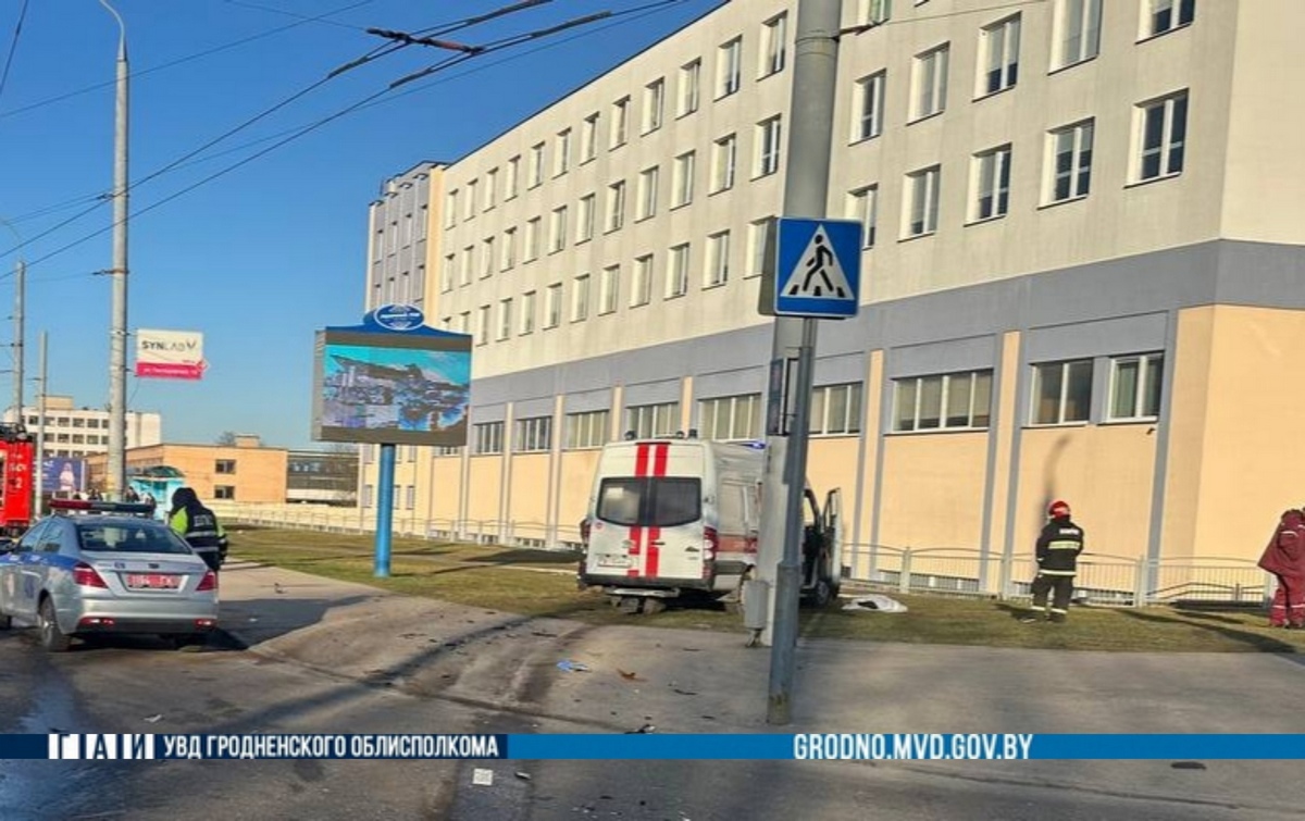 Смертельная авария в Гродно: скорая проехала на красный и ударила Nissan
