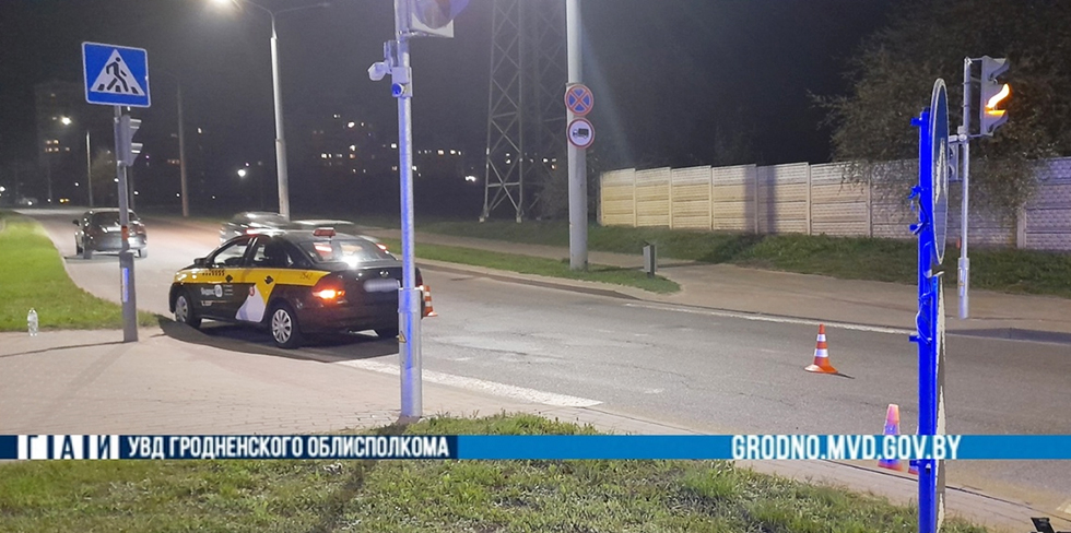 На кольце Тавлая в Гродно вечером таксист сбил подростка на велосипеде