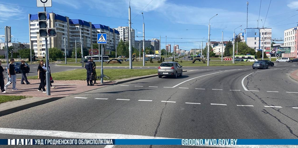 На кольце Космонавтов в Гродно произошло столкновение: велосипедист нарушил правила и пострадал