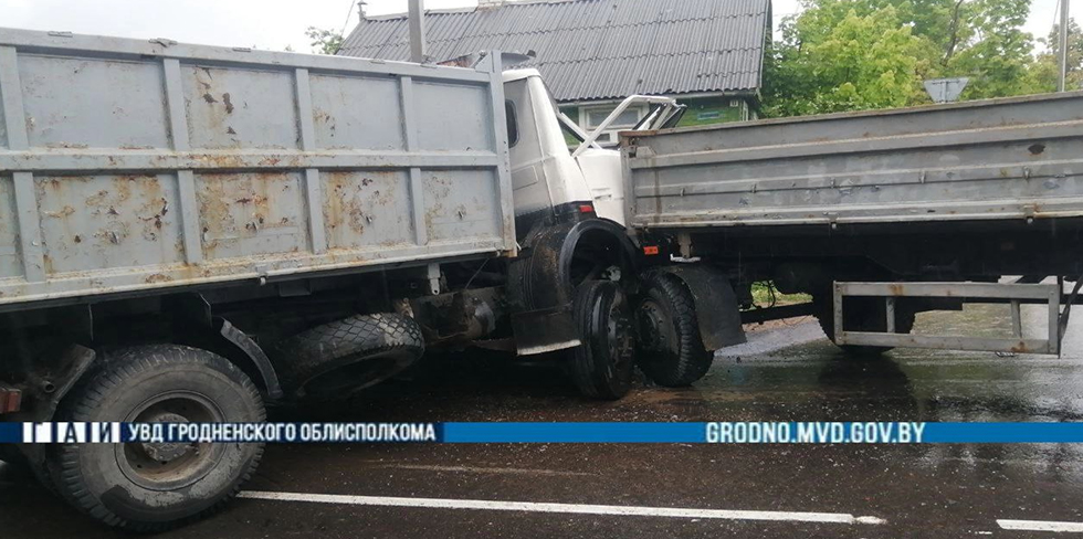 В Слониме столкнулись два МАЗа: пострадал один из водителей