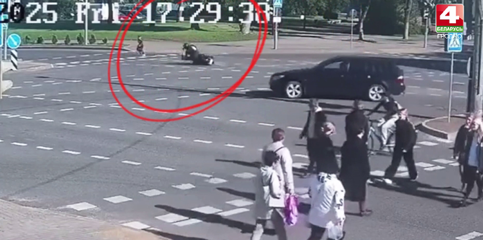 В Лиде мотоциклист пожертвовал своей безопасностью ради ребенка. Видео