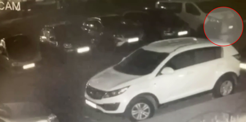 Парень из Гродно ночью вскрыл припаркованный автомобиль, забрал деньги, но на этом не остановился. Видео
