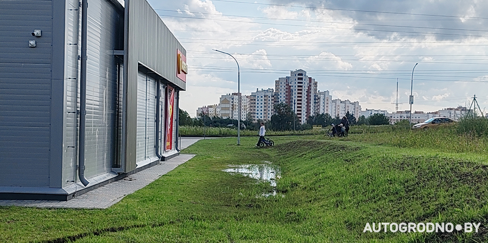 В Грандичах открылся новый продуктовый магазин. Добраться к нему непросто. В чем дело?