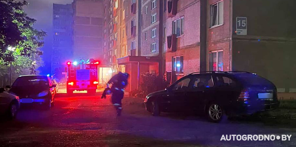В Гродно горела квартира: работники МЧС спасли мужчину, еще один человек погиб