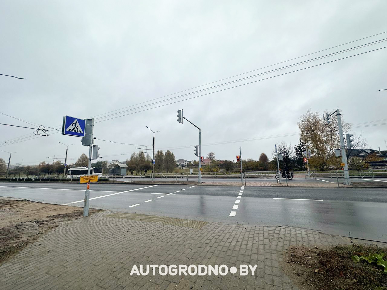 На участке объездной в Гродно понизили скорость движения и установили переход со светофорами