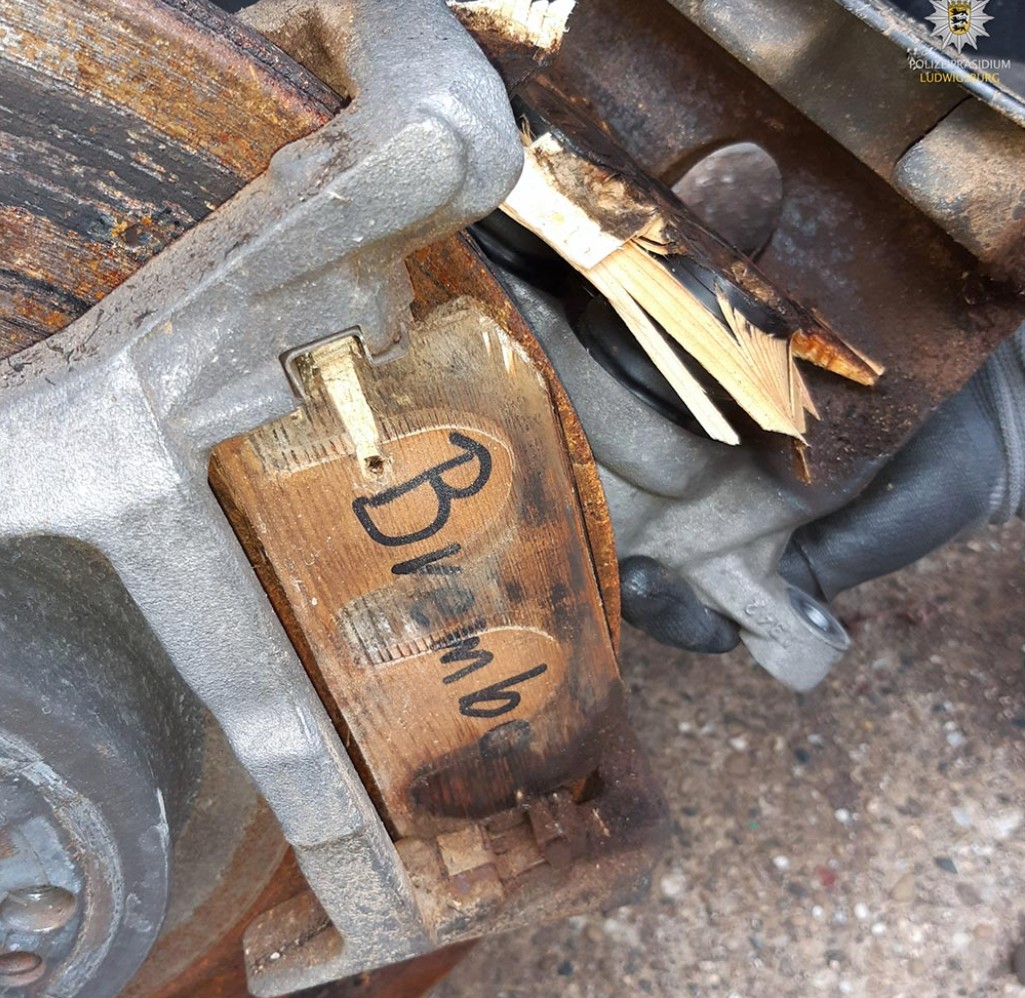 Немец обнаружил деревянные тормозные колодки с надписью Brembo в недавно купленном Mercedes GLE стоимостью 100 000 евро