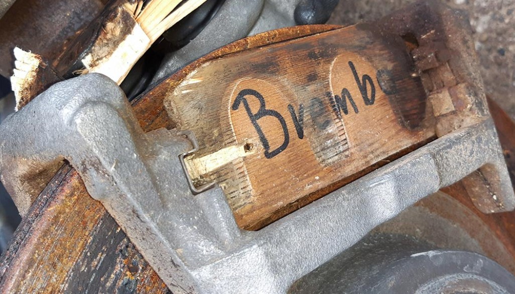 Немец обнаружил деревянные тормозные колодки с надписью Brembo в недавно купленном Mercedes GLE стоимостью 100 000 евро