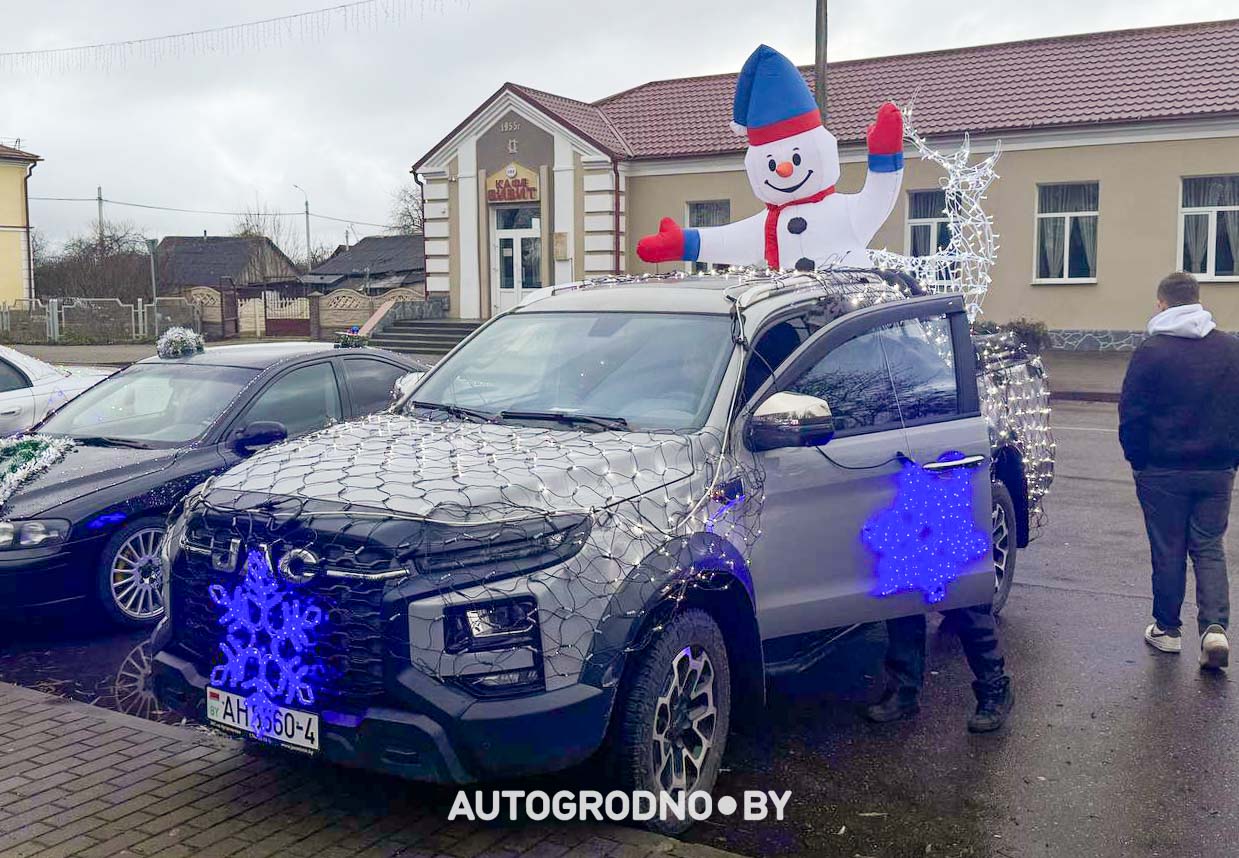 12 декабря автоклубы Гродно зажгли главную ёлку в Скиделе