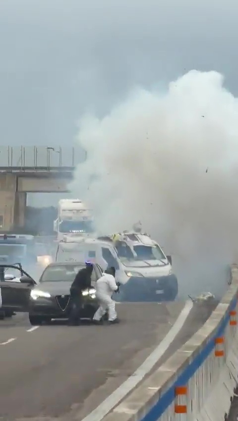 В Италии банда преступников взорвала автомобиль инкассаторов прямо на автостраде