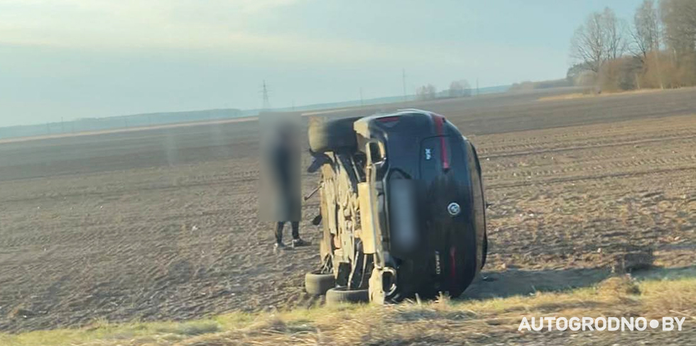 Ночью BMW врезался в отбойник и вылетел с трассы М6 в поле. Скорее всего – водитель уснул