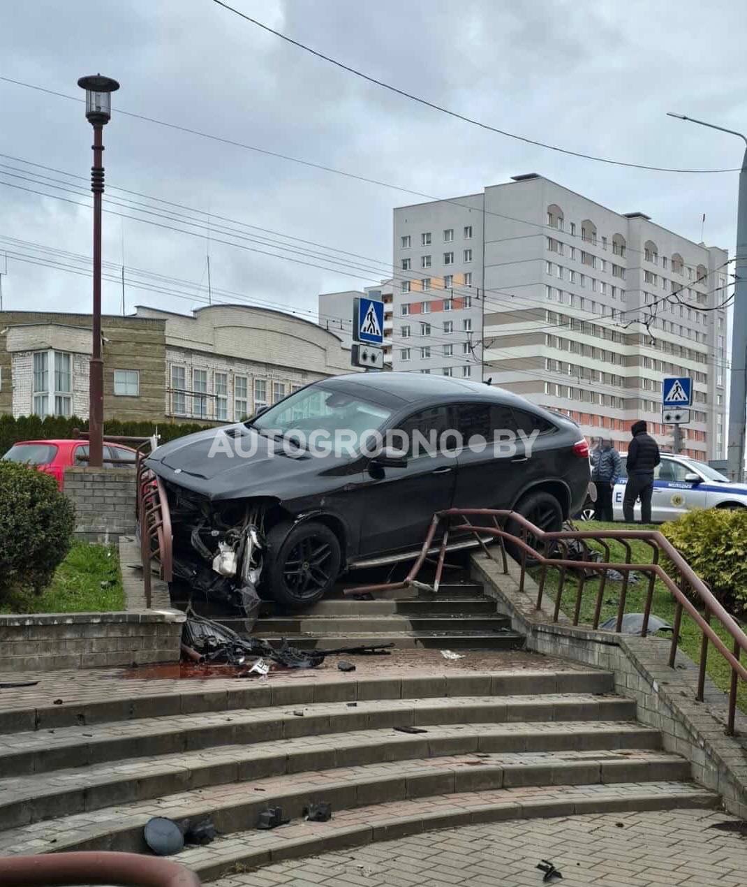 В Гродно Mercedes завис на лестнице по улице Дзержинского. Первые подробности