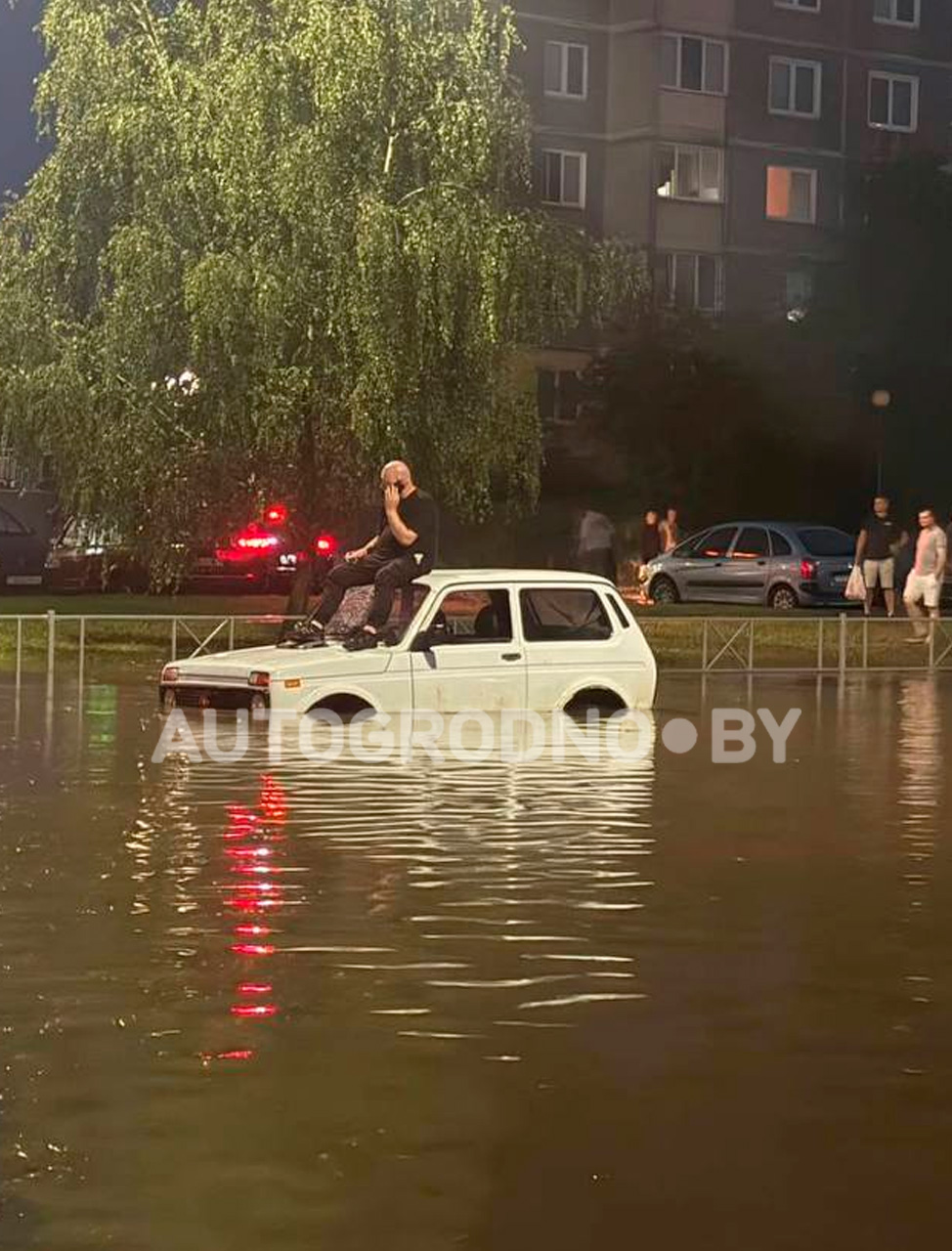 Сильнейший ливень в Гродно: люди сидят на крышах авто, пешеходы по колено в воде