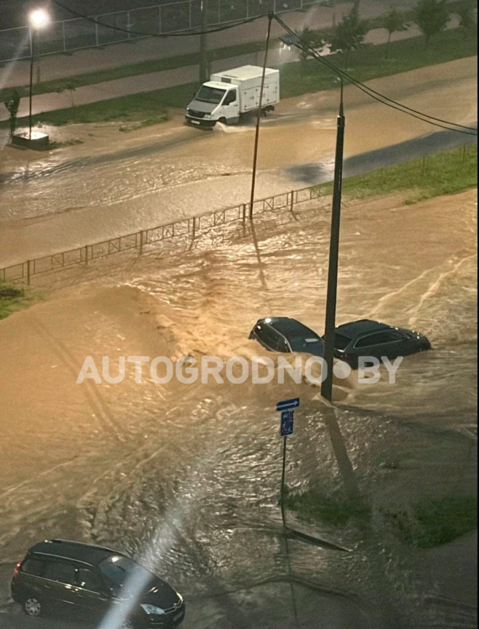 Сильнейший ливень в Гродно: люди сидят на крышах авто, пешеходы по колено в воде