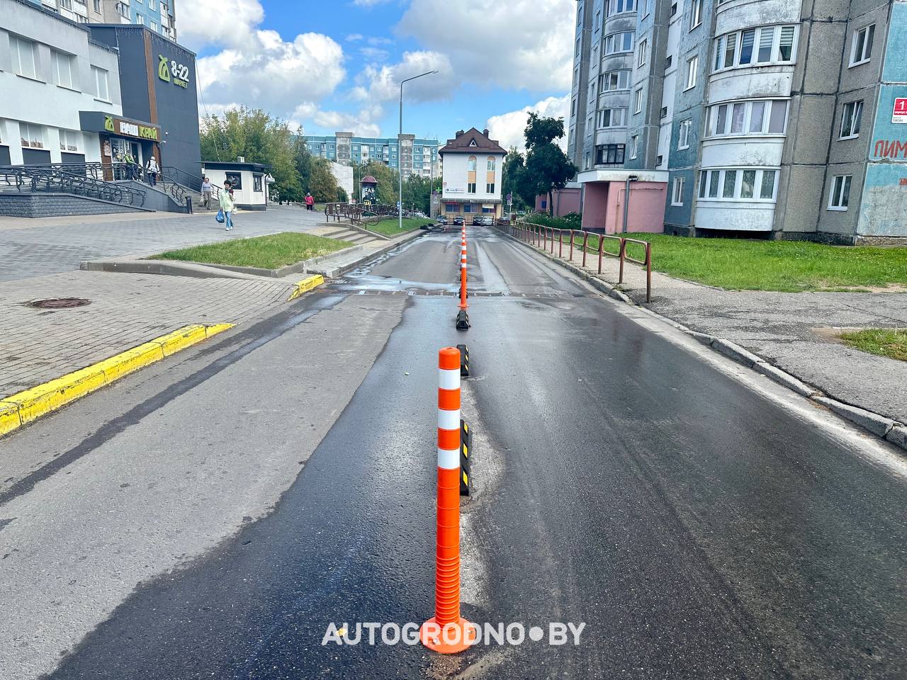 На улице Лиможа в Гродно установили столбики во дворах