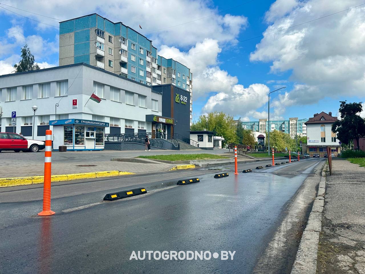 На улице Лиможа в Гродно установили столбики во дворах
