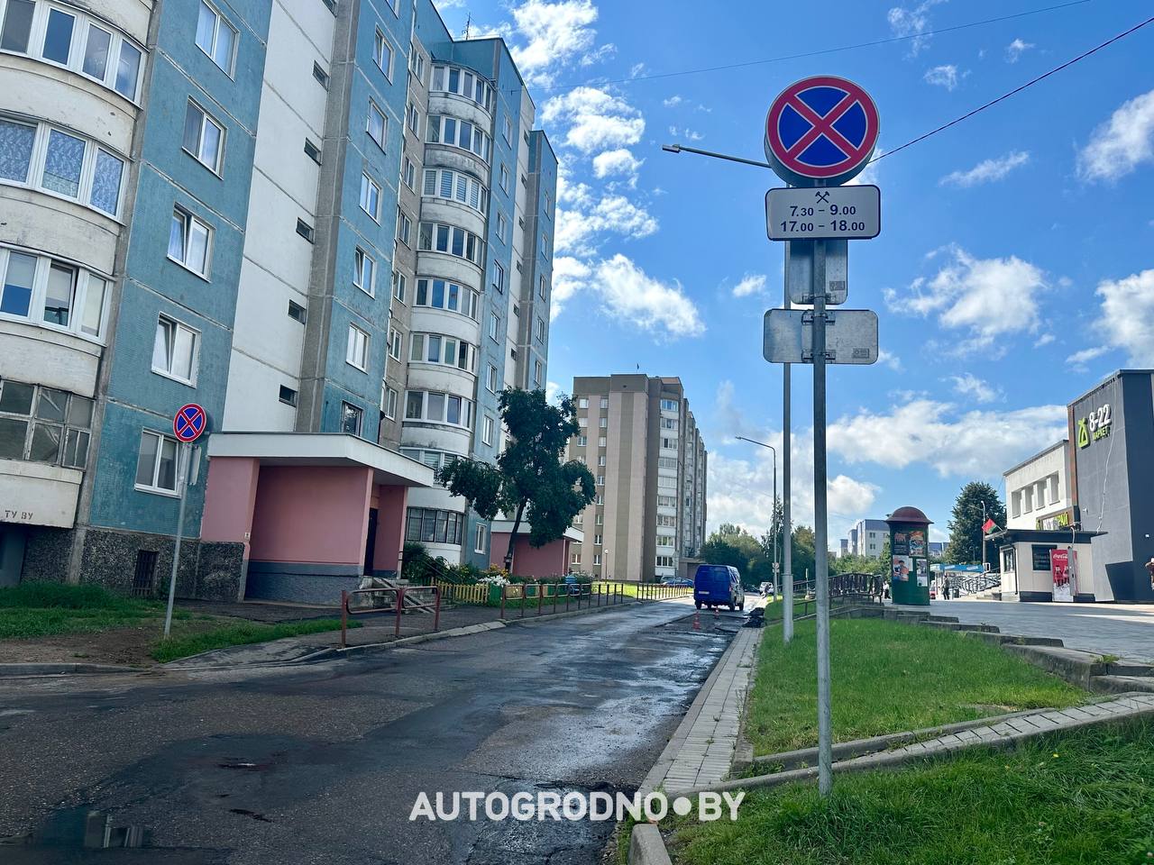 На улице Лиможа в Гродно установили столбики во дворах