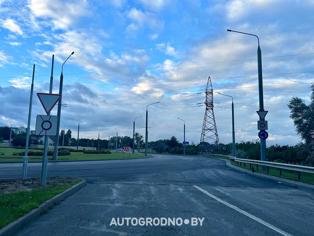 Новый асфальт на кольце по улице Тавлая в Гродно