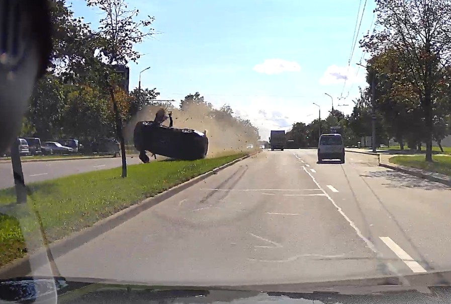 переворот легкового автомобиля на Болдина в Гродно