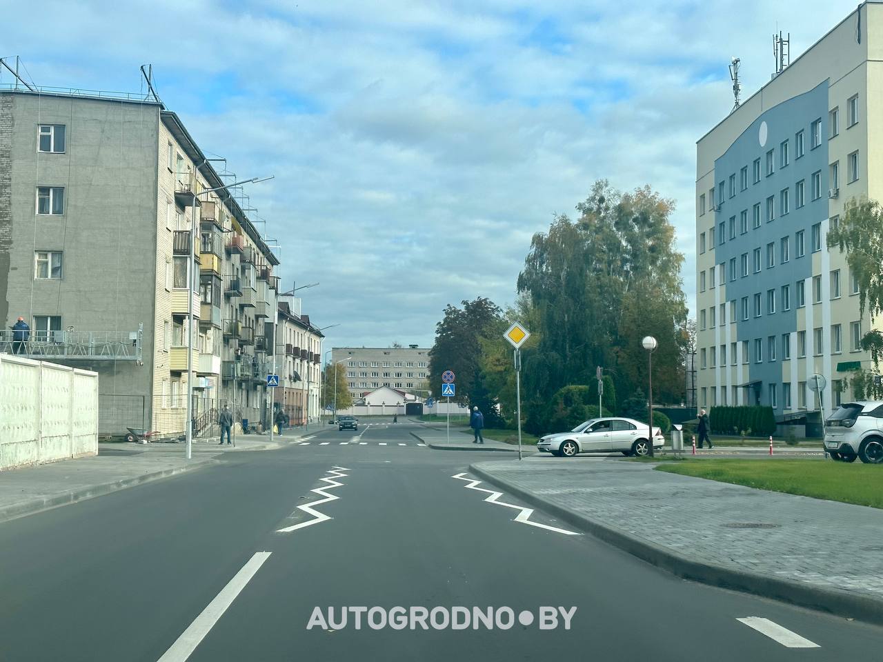 Зигзагообразная дорожная разметка в Гродно