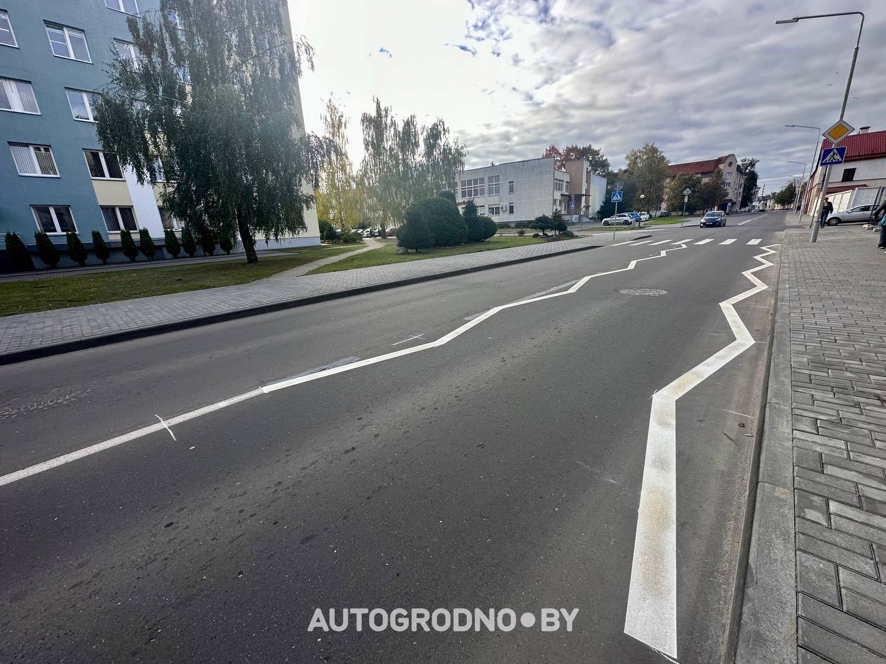 Зигзагообразная дорожная разметка в Гродно