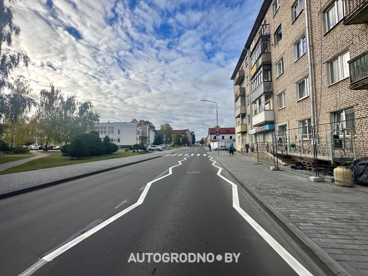Зигзагообразная дорожная разметка в Гродно