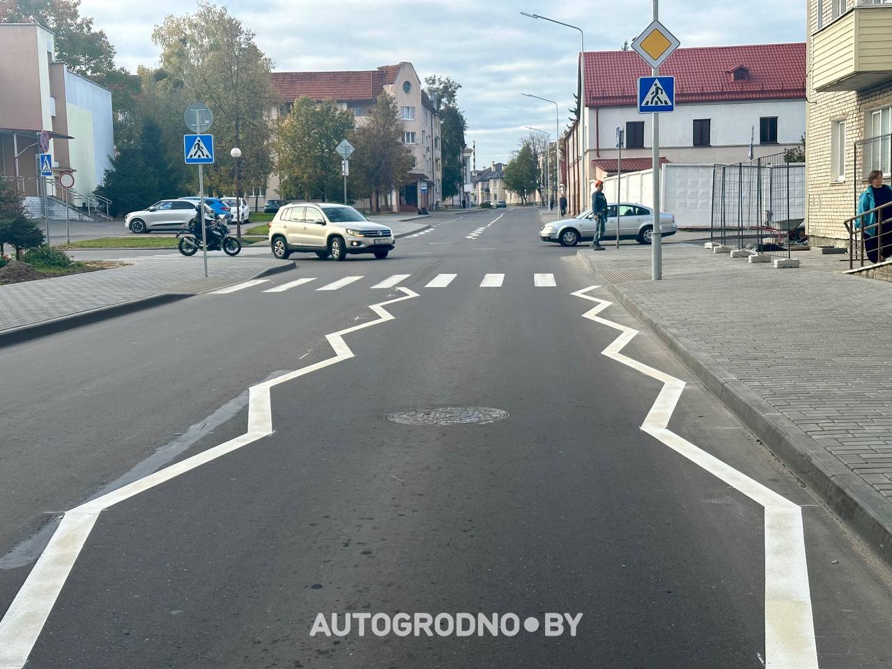Зигзагообразная дорожная разметка в Гродно