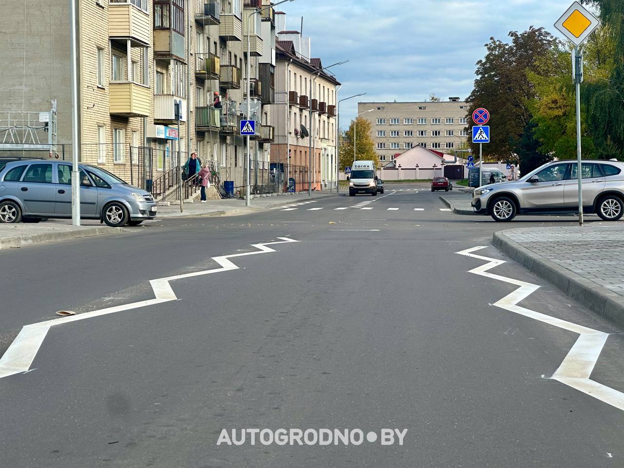 Зигзагообразная дорожная разметка в Гродно