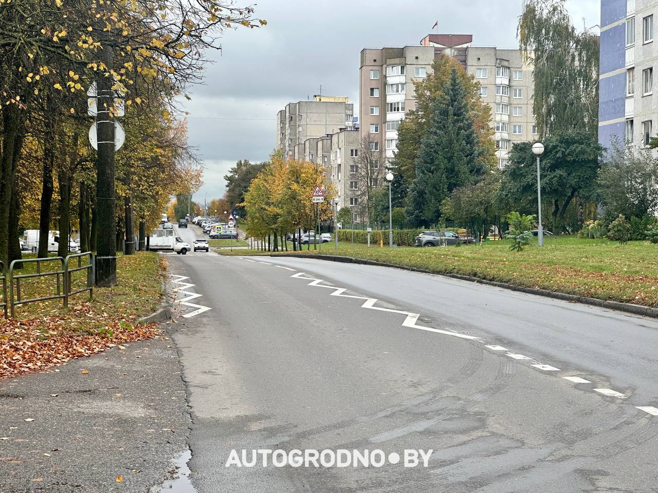 зигзагообразная экспериментальная разметка в Гродно на улице Лиможа