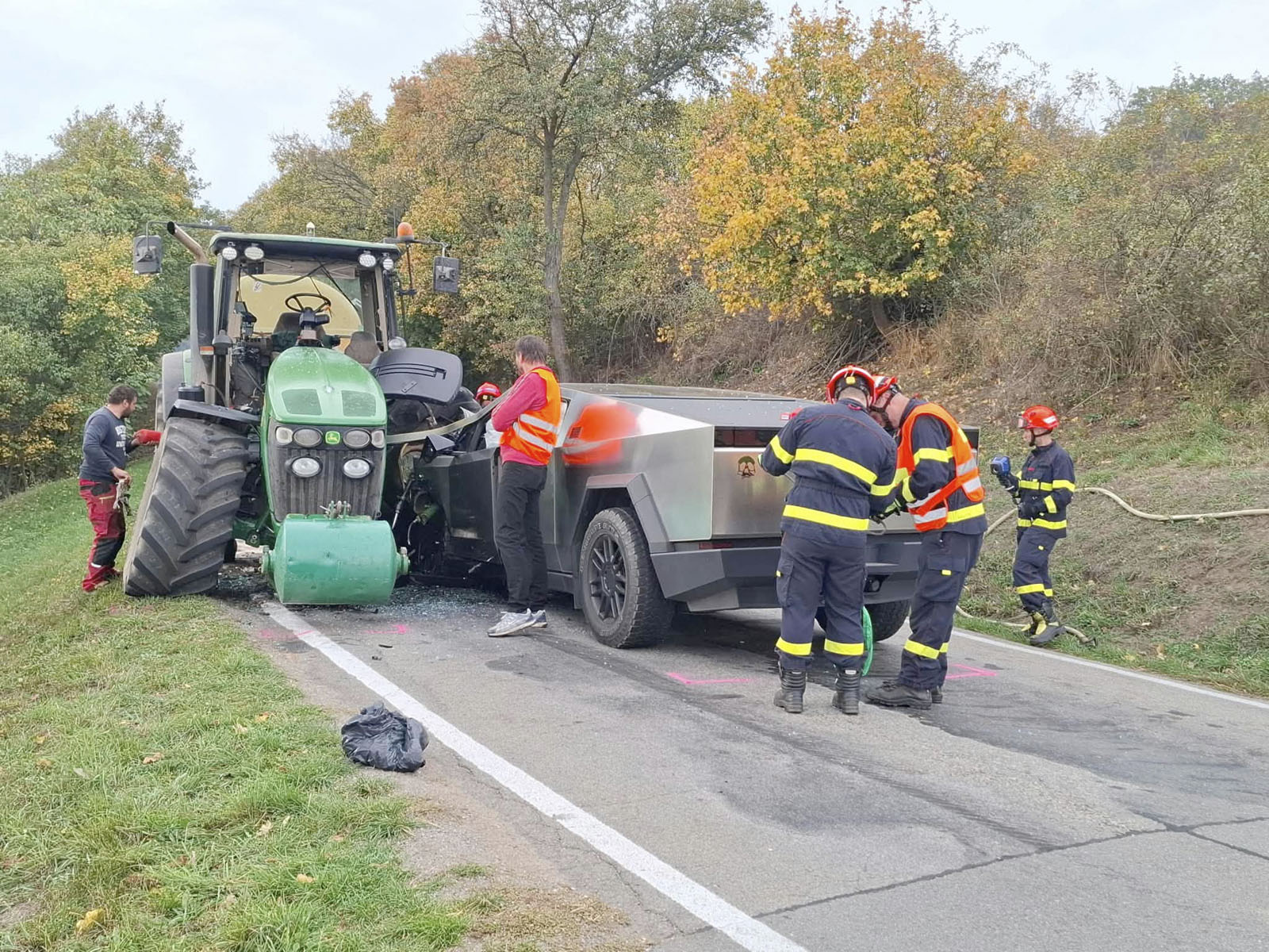 tesla cybertruck dtp traktor 01