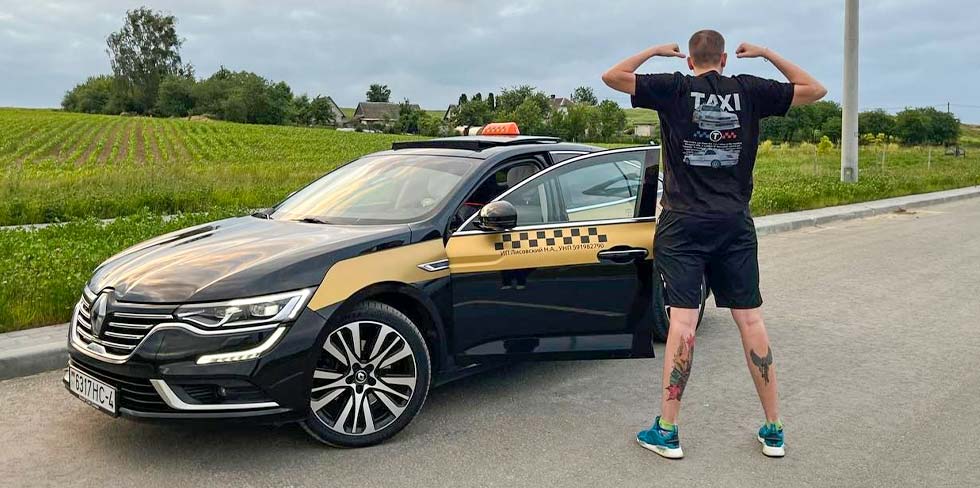 В такси Гродно появился Renault Talisman. Водитель рассказал, сколько зарабатывает и не жалко ли машину