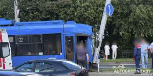 Водитель троллейбуса потерял сознание и врезался в столб. Подробности аварии в Гродно