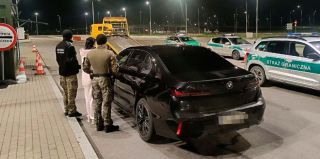 Белоруску на дорогом BMW остановили для проверки на границе Польши и Литвы. Машину изъяли