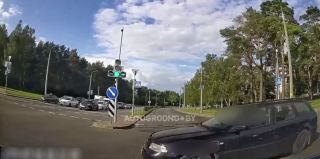 На "глубокий" красный с ребенком: опасный маневр на перекрестке в Гродно попал на видео