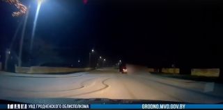 1 января в Коптевке легковушка "дала угла" на глазах у инспекторов. Кто в машине? За рулем – пьяный, рядом – трезвый