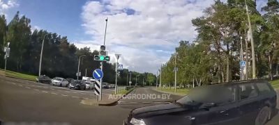 Превью фото к статье На "глубокий" красный с ребенком: опасный маневр на перекрестке в Гродно попал на видео...