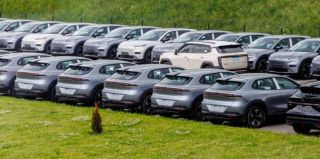 Автодилеров хотят защитить от "необоснованных финансовых потерь". Предлагается переложить риски на владельцев электромобилей