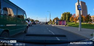 В Гродно водитель "буса" едва не спровоцировал ДТП на Магистральной: "Думал, если включил поворотник, значит 100% можно перестраиваться"